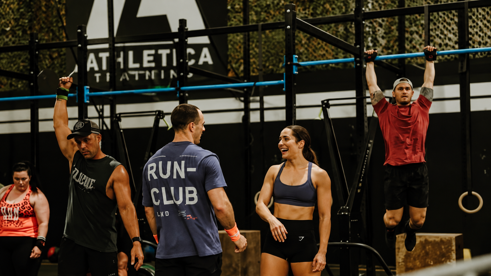 Athletica gym members training together